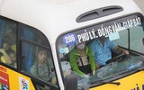 Người dân mệt mỏi đợi xe về quê trong dịp nghỉ lễ